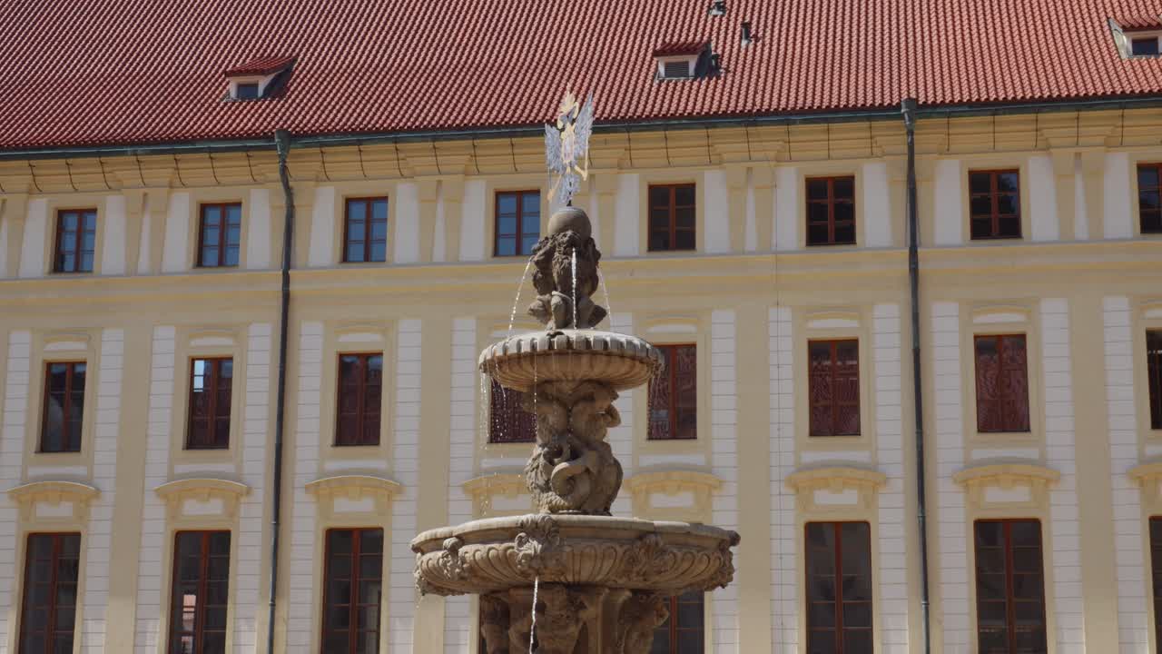 fuente frente al castillo real en praga, república checa