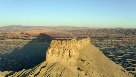 Muy-Por-Encima-De-Imágenes-Aéreas-De-Drones-De-Formaciones-Rocosas-De-Butte-De-Fábrica-En-Utah