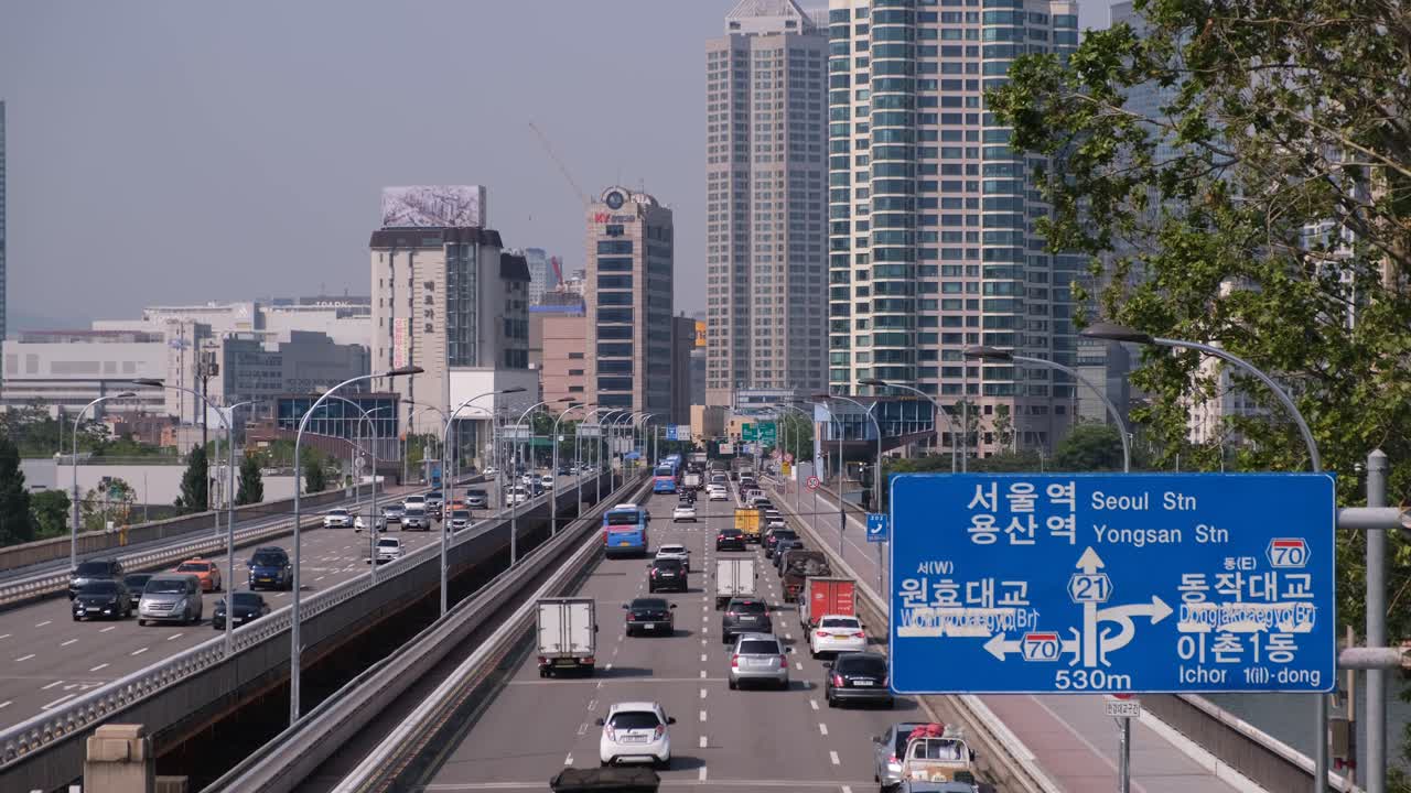 한국 서울의 고속도로에서 많은 자동차와 교통 체증 운전