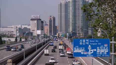 한국 서울의 고속도로에서 많은 자동차와 교통 체증 운전
