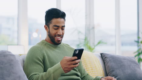 Glücklicher-Mann,-Telefon-Und-Kreditkarte-Für-Online