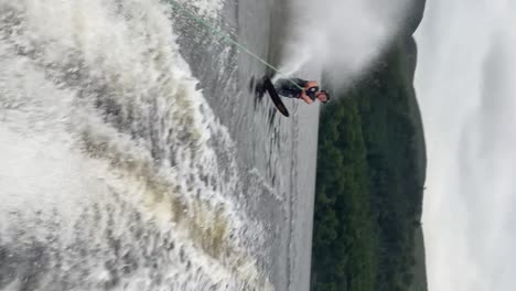 Slalom-Skifahrer-Beim-Freeski-Schneiden-Und-Finishing-Lauf-Vertikales-Video