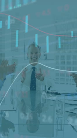 animação do processamento de dados financeiros sobre um grupo de empresários sentados à mesa, aplaudindo