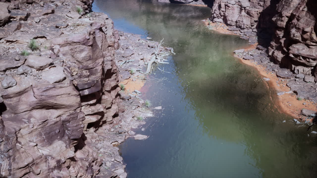 vista aérea de un cañón con un río