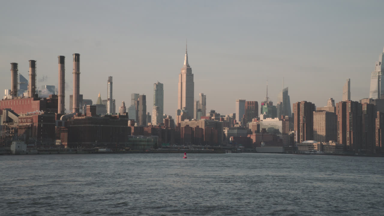 Plano de situación del Empire State Building. Toma a lo largo del East River al atardecer en la ciudad de Nueva York