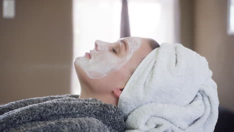 mujer recibiendo un tratamiento de máscara facial