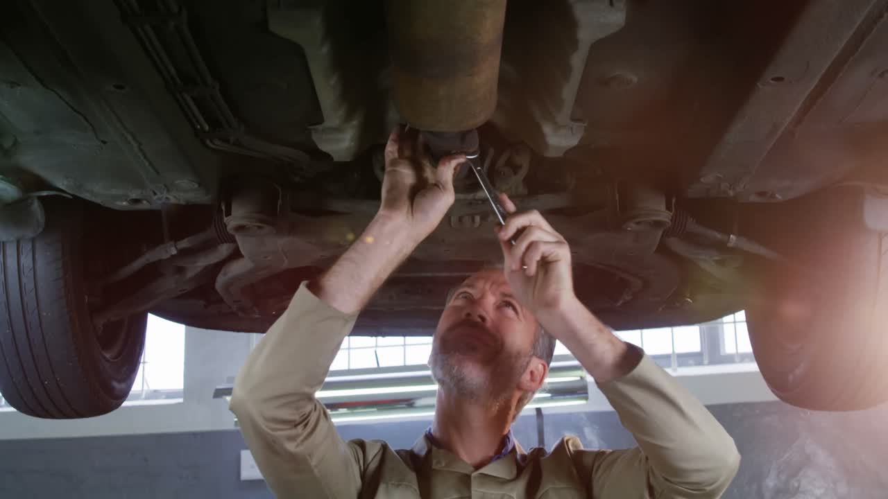 Mecânico de manutenção de um carro