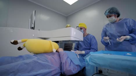 corrección de la visión con láser. un paciente y un equipo de cirujanos en la sala de operaciones durante una cirugía oftalmológica