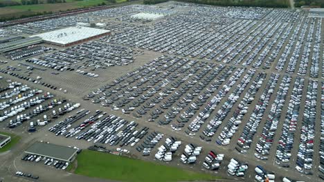 Viele-Autos-Auf-Einem-Parkplatz-Von-Oben,-Gefilmt-Mit-Einer-Drohne-In-4k