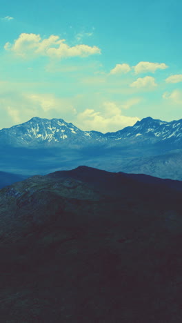 paisaje de montaña bajo un cielo azul