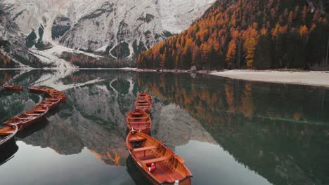 4K-Herbst-Herbst-Drohne-Antenne-Lago-Di-Braies-Pragser-Wildsee-Dolomiten-Italien