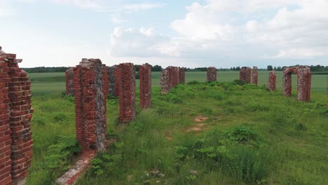 Ruinas-De-Un-Antiguo-Edificio-Que-Parece-Stonehenge,-Smiltene,-Letonia