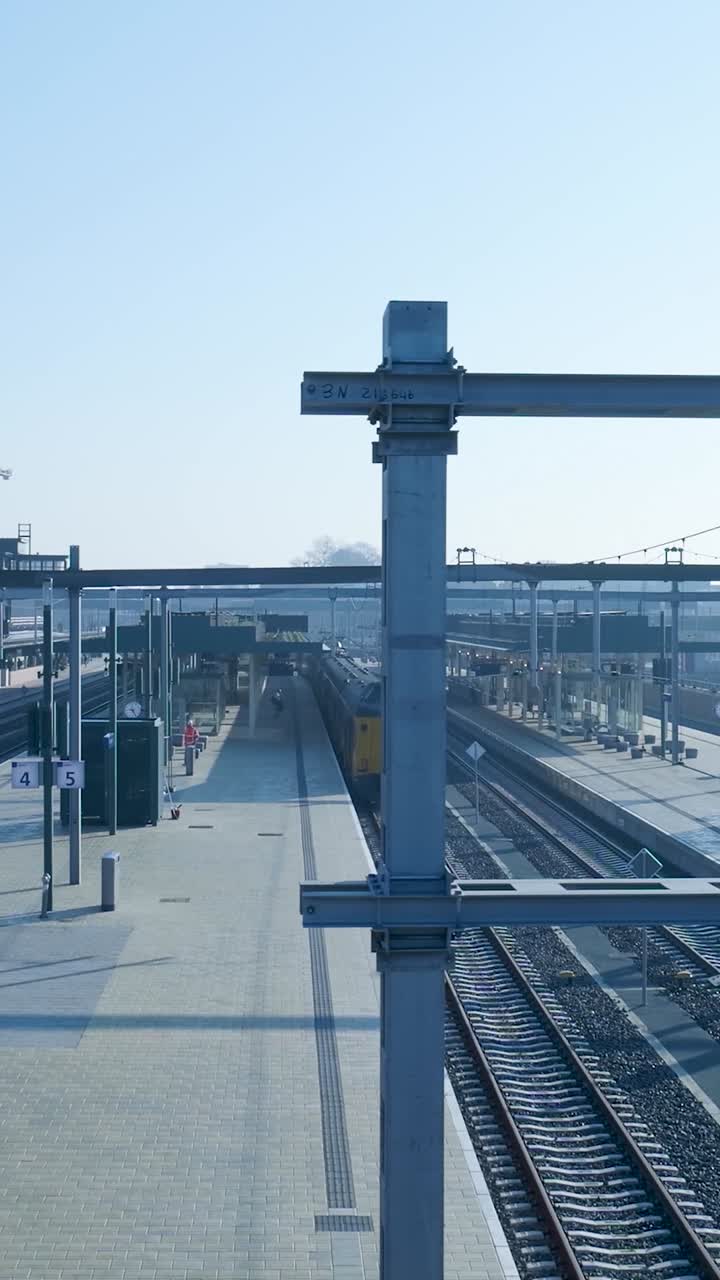 Trem Partindo de uma Estação Ferroviária Moderna em um Dia Ensolarado