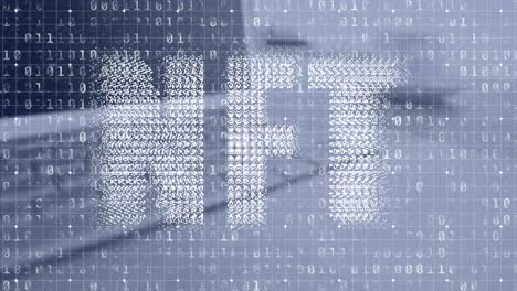 animación de nft, código binario y procesamiento de datos en el escritorio de la oficina con computadora
