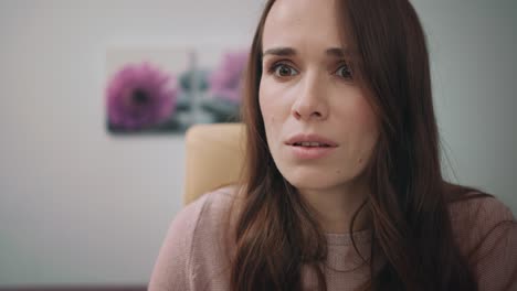 Surprised-woman-face.-Close-up-of-excited-woman-reading-amazing-news