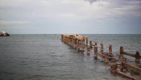 Ein-Alter-Fischersteg-In-Der-Bucht-Von-Prachuap-Khiri-Khan-In-Hua-Hin,-Thailand,-Der-Durch-Unwetter-An-Der-Küste-Beschädigt-Wurde