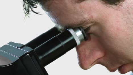 Mann-Schaut-In-Ein-Mikroskop