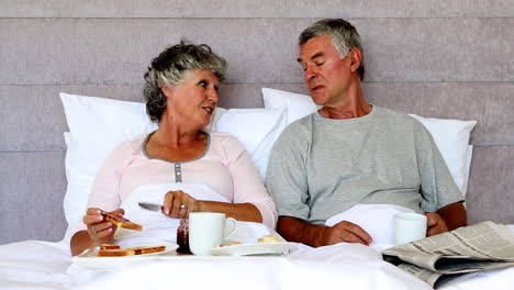 Mujer-Alimentando-A-Su-Marido-Con-Una-Rebanada-De-Pan-Tostado