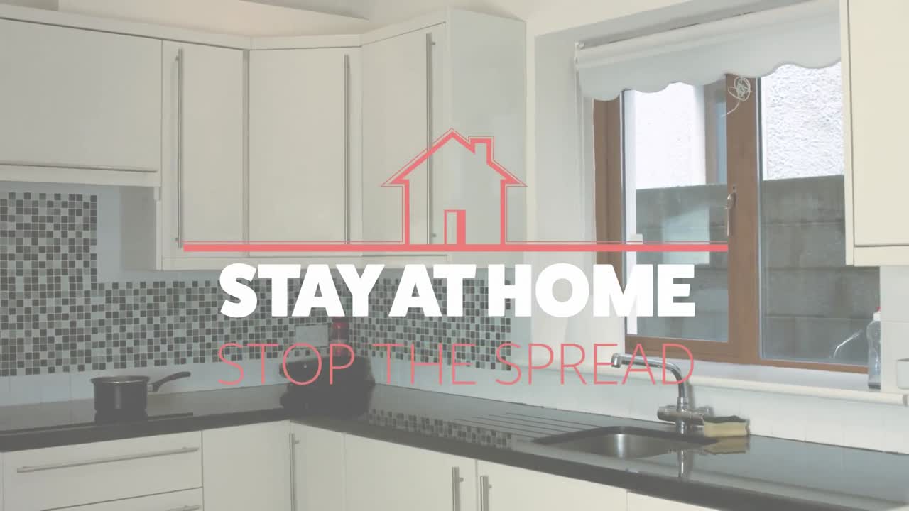 빈 부 ⁇ 에서 집에 머무르는 단어와 함께 분홍색 집의 애니메이션