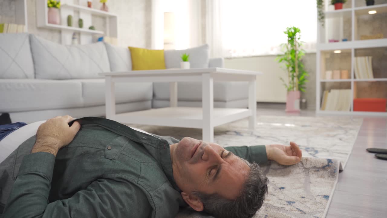 성숙한 남자가 기절해서 땅에 쓰러집니다.