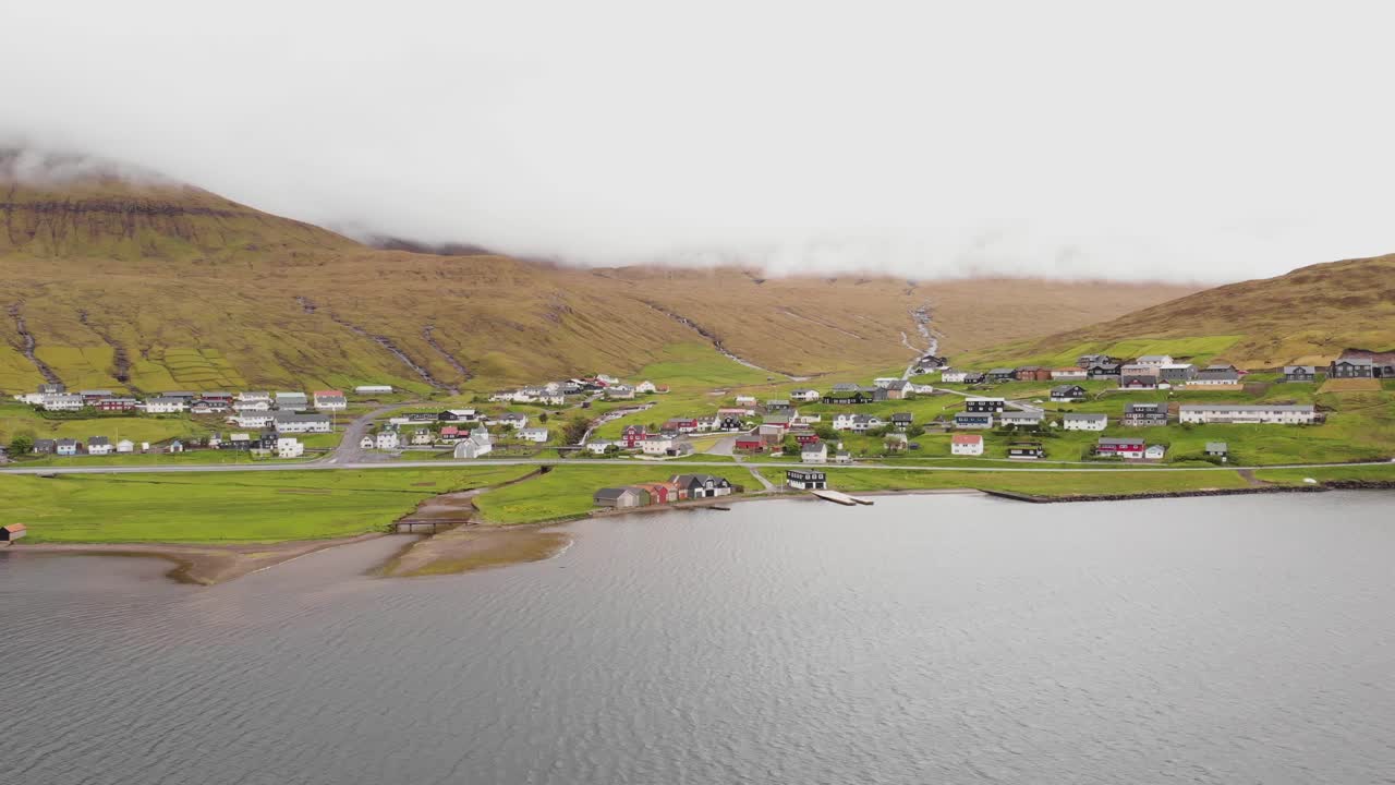 페로 제도의 작은 마을과 피오르드 위의 공중