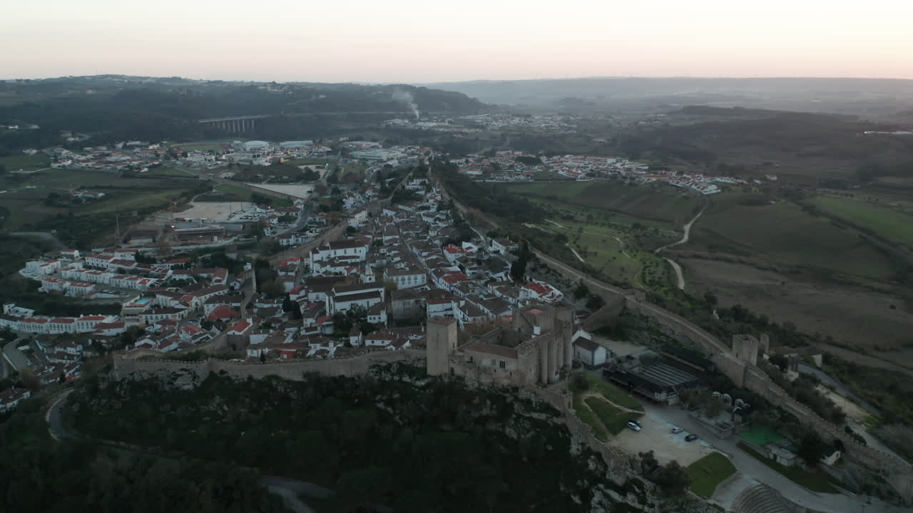 Veduta aerea della città medievale di Óbidos in Portogallo durante il giorno - ripresa con drone