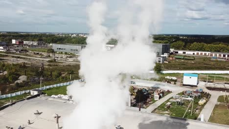 planta industrial con emisión de vapor