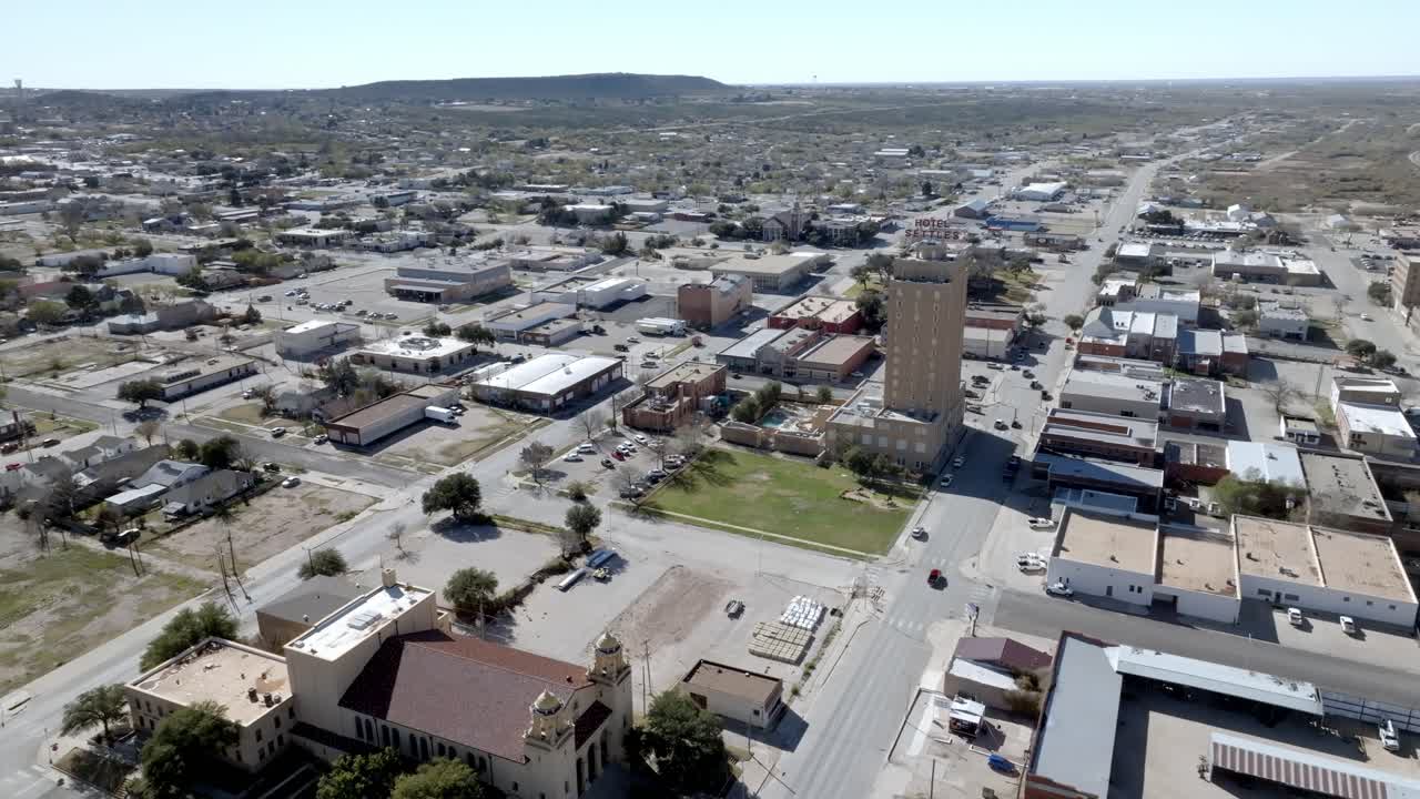 el centro de big springs, texas con el video del dron moviéndose en círculo