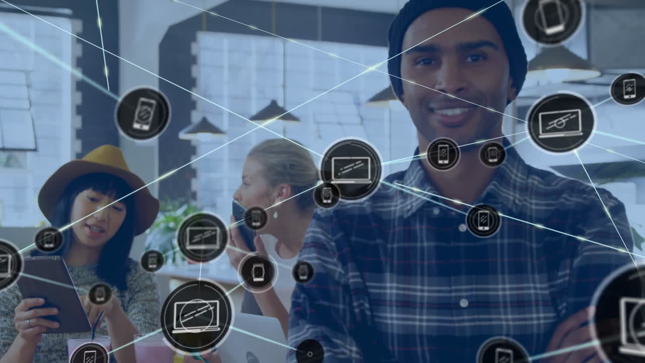 animación de una red de iconos digitales contra el retrato de un hombre biracial sonriendo en la oficina