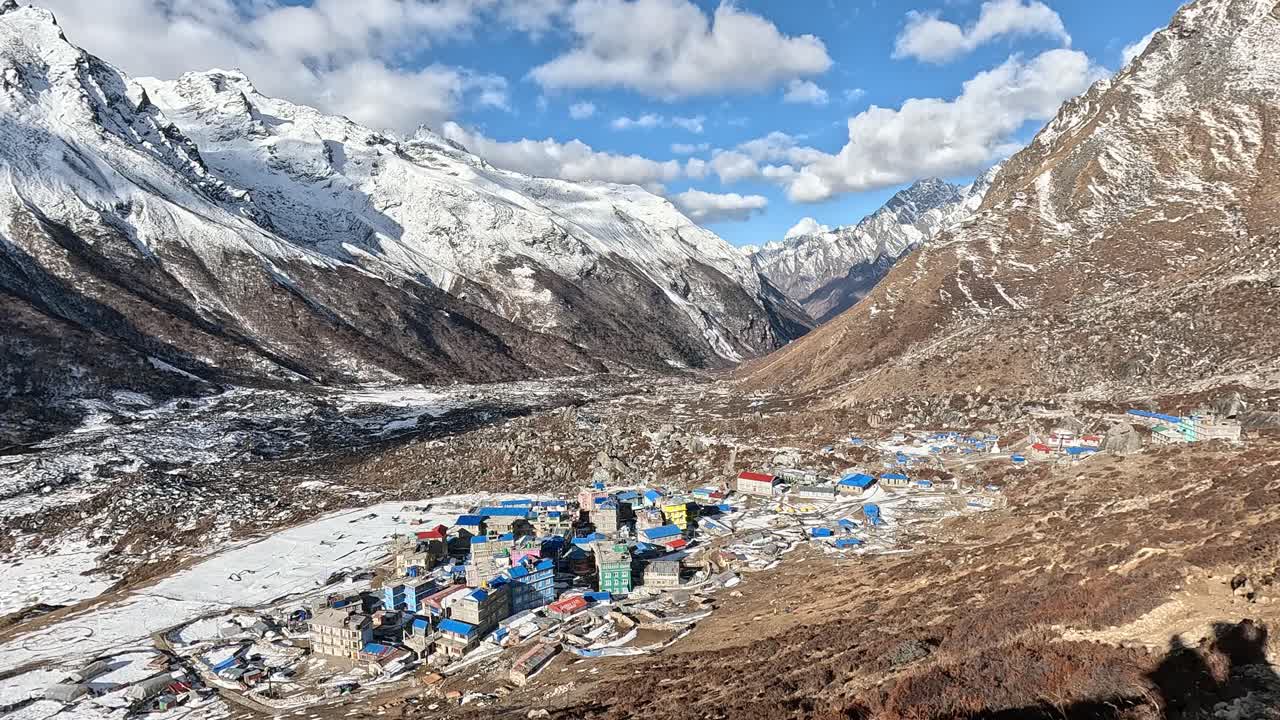 vista aérea del vasto valle y el pintoresco y colorido pueblo de alta altitud de kyanjin gompa
