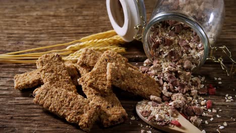 barras de granola y cereales para el desayuno derramándose de la botella 4k