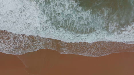 Südafrika-Stille-Bucht-Leerer-Strand-Luftdrohne-Filmischer-Strand-Kleine-Surfstadt-Gartenroute-Jeffreys-Bay-Wellen-Krachen-Aquablau-Grüner-Ozean-Später-Morgennachmittag-Bewegung-Von-Oben-Nach-Unten-Nach-Links