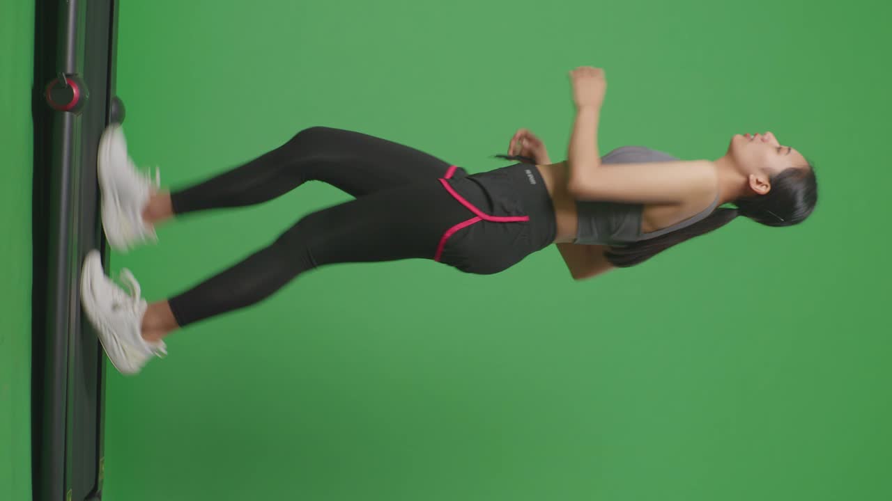 트레드밀 그린 스크린에서 달리는 여자