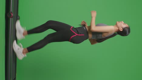 mujer corriendo en la cinta de correr pantalla verde