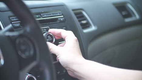 subir el volumen de la radio de un coche