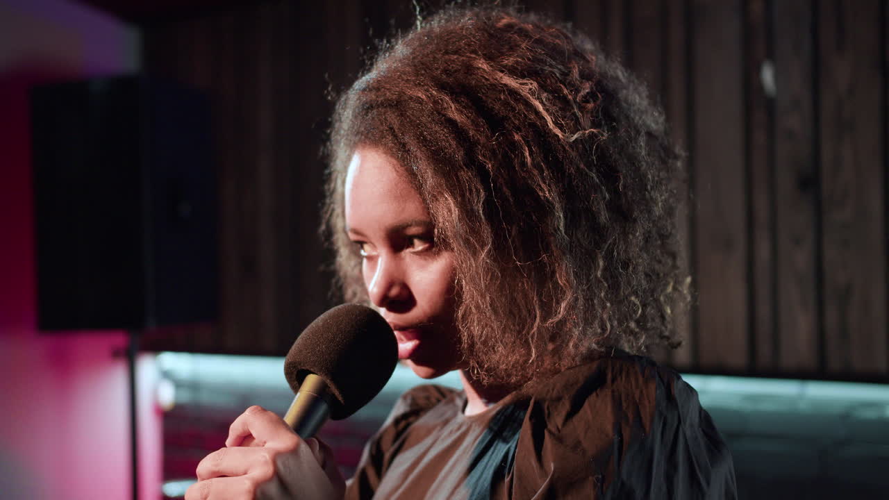 스튜디오에 있는 가수