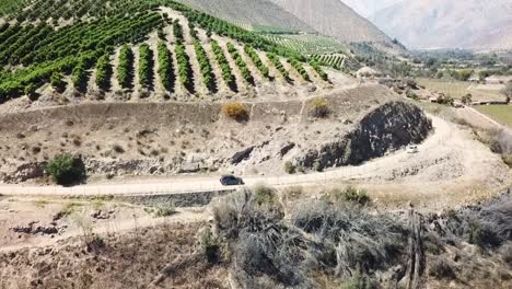 Drohne,-Die-Dem-Auto-Durch-Weinberge-In-Der-Chilenischen-Landschaft-Folgt