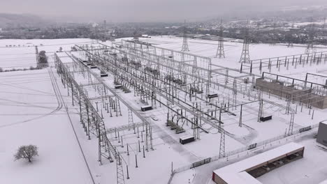 estación de distribución de energía eléctrica en un paisaje invernal nevado, disparo de camión no tripulado