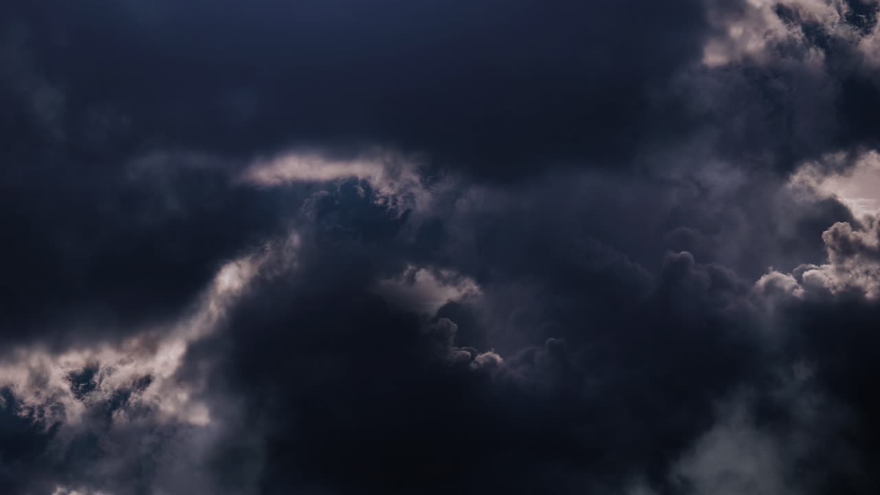 어두운 하늘에서 움직이는 어두운 구름 내부의 뇌우