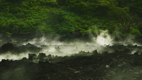 el humo térmico volcánico se eleva desde el suelo negro parecido a la ceniza.