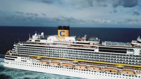 el crucero costa diadema en el mar