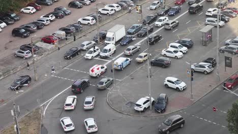 tráfico diurno en la carretera entre estacionamientos con autos estacionados