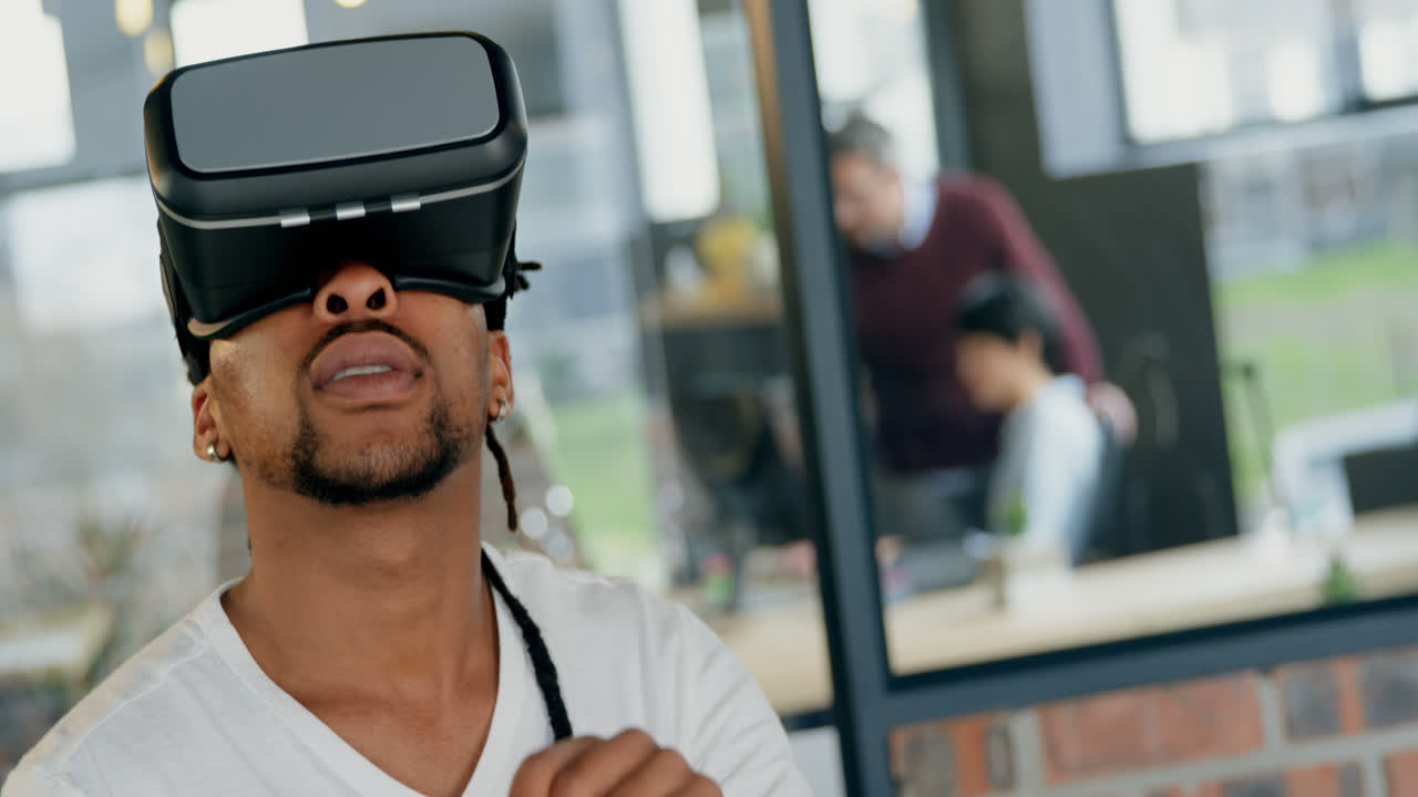 Dirigente uomo che usa un visore per la realtà virtuale in ufficio 4K
