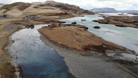 levantándose sobre un río