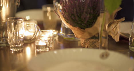 mesa decorada para la cena de bodas