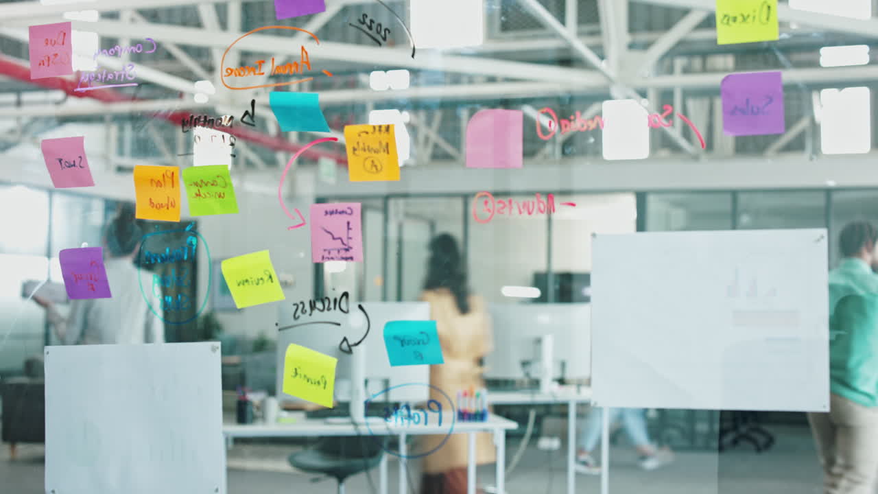 계획, 브레인스토밍 및 유리에 바쁜 사람들