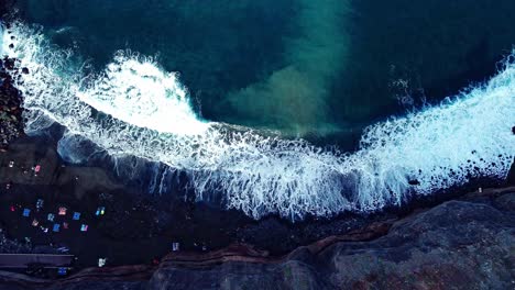 Vista-De-Pájaro-De-Las-Olas-Salpicando-Suavemente-En-La-Mágica-Playa-Rocosa,-Tenerife,-España