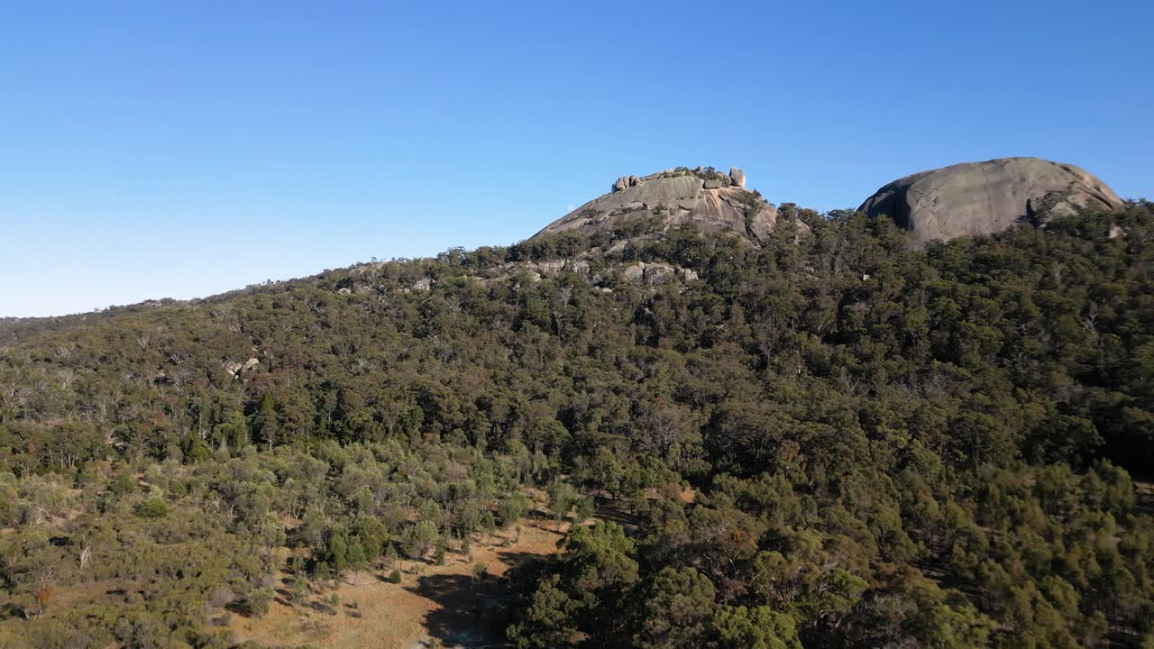 피라미드에 접근하는 항공 영상, girraween 국립 공원, 남부 즐랜드 오스트레일리아