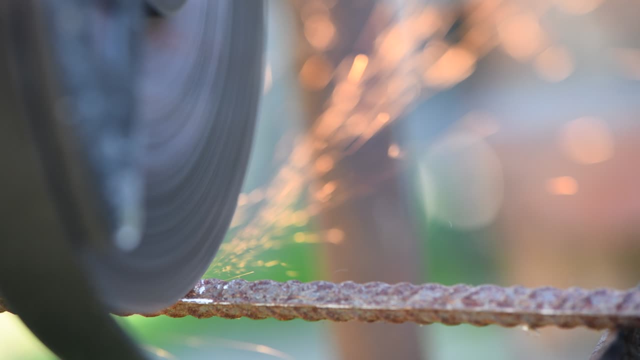 글 그린더에서 일하는 남자. 뜨거운 금속에서 불꽃이 날아갑니다.