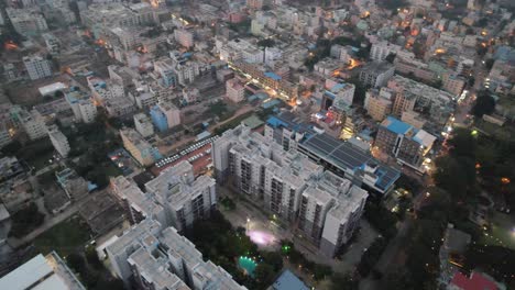 Una-Toma-Aérea-De-Bengaluru,-La-Ciudad-Electrónica-De-Karnataka,-Rodeada-De-Opulentos-Edificios-De-Apartamentos,-Fue-Tomada-En-Una-Tarde-Brumosa-En-Un-Concurrido-Barrio-Residencial-Con-Espacio-Para-Aparcar-Coches.